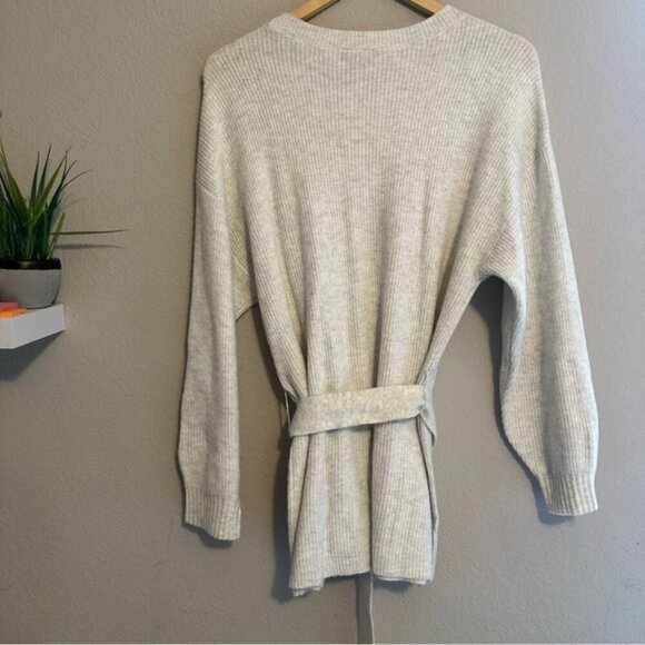 Elegant Cream Sweater with Belt - Picture 3 of 7